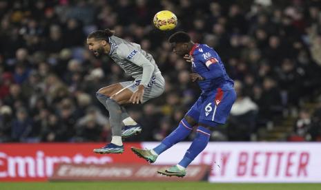 Dominic Calvert-Lewin dari Everton (kiri) dan Marc Guehi dari Crystal Palace berebut bola dalam pertandingan putaran ketiga Piala FA di Selhurst Park, London, Jumat, 5 Januari 2024 dini hari WIB. 