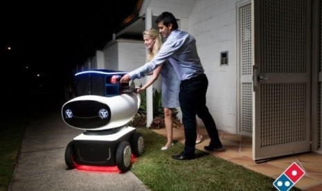 Dominos Pizza Kirim Pesanan dengan Robot