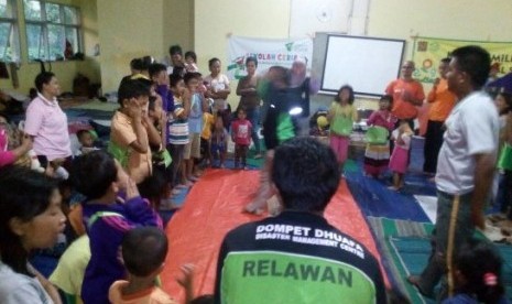 Dompet Dhuafa mendirikan dapur umum dan menghibur anak pengungsi banjir Baleendah, Bandung.