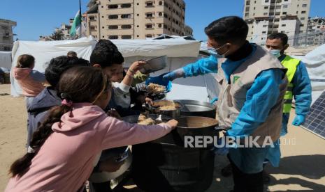 Dompet Dhuafa bagikan makanan kepada warga Gaza Palestina.