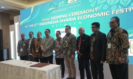 Dompet Dhuafa bersama BRI Syariah menandatangani nota kesepahaman Memorandum of Understanding (MoU) di ISEF (Indonesia Syaria Ekonomi Festival) 2019. 