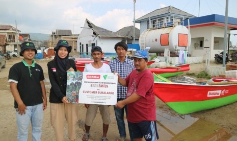 Dompet Dhuafa bersama Bukalapak memberikan empat perahu untuk para nelayan penyintas tsunami Selat Sunda agar dapat melaut kembali, Ahad (26/5).