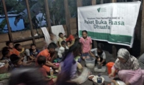 Dompet Dhuafa bersama masyarakat Dusun Labuhan, Bajau Kecamatan Siberut Selatan, Mentawai, melaksanakan buka puasa bersama sambil mendalami pendidikan Islam, Ahad (26/5).