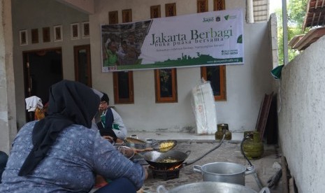 Dompet Dhuafa bersama para influencer  berbagi dan buka bersama masyarakat Pulau Pari, Kepulauan Seribu, Jakarta (Selasa, 21/5). 