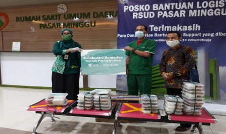 Dompet Dhuafa bersama Wardah memberikan bantuan paket berbuka untuk tenaga medis.