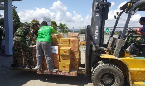 Dompet Dhuafa bersinergi dengan Tentara Nasional Indonesia (TNI) Angkatan Udara (AU) dan Darat (AD), Kamis (3/10) menyalurkan logistik bagi masyarakat penyintas di Wamena.