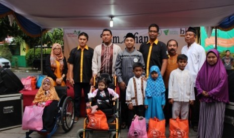 dompet dhuafa-bii berbagi kebahagian, bantu penyandang disabilitas