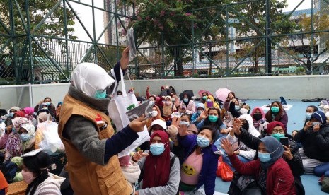 Dompet Dhuafa Cabang Hongkong telah membagikan 5.000 helai masker secara gratis kepada WNI yang sebagian besar merupakan Pekerja Migran Indonesia (PMI) di Hongkong.(dok. Dompet Dhuafa)