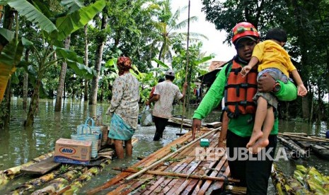  Dompet Dhuafa (DD) bersama tim relawan salurkan bantuan  logistik ke wilayah-wilayah pelosok bencana yang terjadi di Kebumen, Jawa  Tengah. Ada 50 paket logistik yang didistribusikan ke wilayah yang  terdampak yaitu di Dusun Bulusari, Madurejo, Puring, Kebumen.