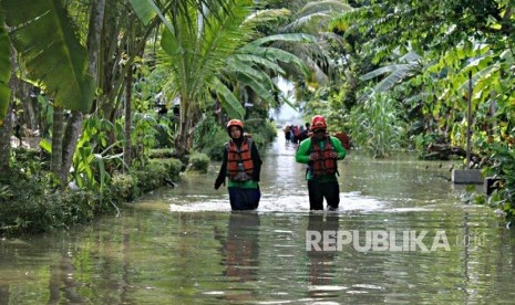  Dompet Dhuafa (DD) bersama tim relawan salurkan bantuan  logistik ke wilayah-wilayah pelosok bencana yang terjadi di Kebumen, Jawa  Tengah. Ada 50 paket logistik yang didistribusikan ke wilayah yang  terdampak yaitu di Dusun Bulusari, Madurejo, Puring, Kebumen.