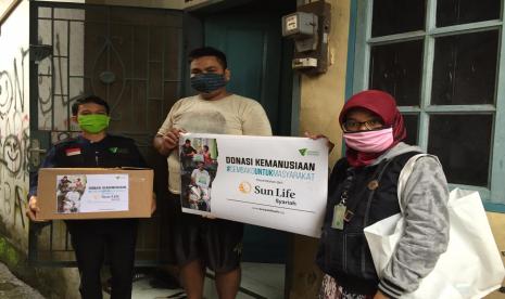 Dompet Dhuafa (DD) Waspada dan Sun Life membagikan paket sembako kepada masyarakat kota Medan di tiga Kecamatan, yakni di Kecamatan Medan Baru, Medan Area dan Medan Polonia, Selasa, (7/7)