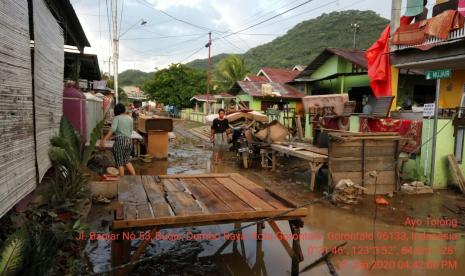 Dompet Dhuafa Gorontalo menurunkan sebanyak 12 Relawan Dompet Dhuafa Gorontalo dengan armada 1 unit mobil rescue, 1 unit mobil area, dan 1 unit bentor (bendi motor) Untuk membantu masyarakat terdampak banjir bandang. Langkah cepat diambil oleh para relawan yang turun ke titik wilayah yang terdampak  dengan melakukan pendataan rumah rusak akibat banjir bandang di Kabupaten Bone Bolango dan Kota Gorontalo.