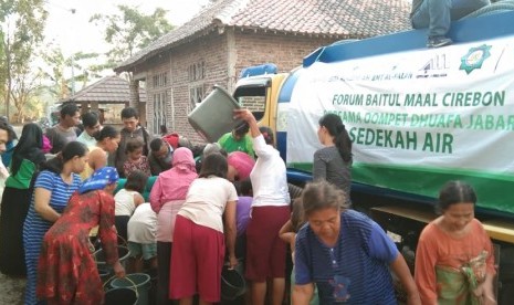 Dompet Dhuafa Jabar berkolaborasi dengan Forum Baitul Maal Cirebon (BMT Al Falah, BMT Al Ishlah, BMT Khusnul Aulia, BMT Islamic Centre) mengadakan aksi respons kekeringan dengan program SEDEKAH AIR