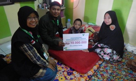 Dompet Dhuafa Jabar memberikan bantuan modal kepada Sri Artati Nursani, ibu dari Fahri (12 tahun) pengidap osteogenesis imperfecta di Desa Cipadung, Kecamatan Cibiru, Kota Bandung, Selasa (11/4).