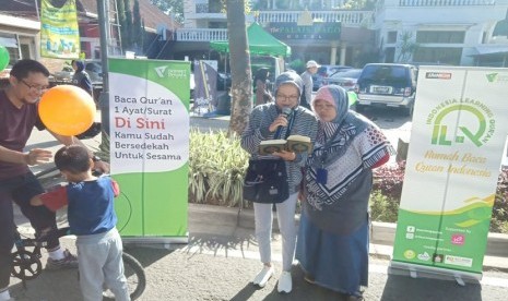 Dompet Dhuafa Jabar menggelar program Ngaji On The Street (Ngaos) di Car Free Day (CFD) Jalan Dago, Kota Bandung pada Ahad (12/1). 