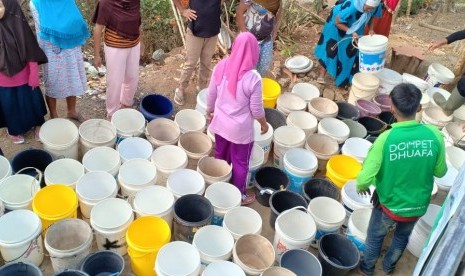 Dompet Dhuafa Jawa Tengah turut mendistribusikan air bersih di beberapa titik terparah, seperti yang terjadi di wilayah Kabupaten Banyumas.  