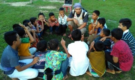 Dompet Dhuafa ketika melakukan pendampingan kepada anak-anak Muslim Rohingya di Myanmar.