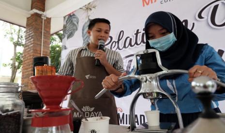 Dompet Dhuafa melalui Karya Masyarakat Mandiri (KMM) mengadakan Pelatihan Dasar Barista di Zona Madina, Bogor, pada Ahad (22/11). Sebanyak sepuluh anak muda yang berasal dari Bogor berkumpul untuk mengenal lebih dekat mengenai  mengolah kopi.