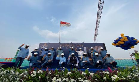  Topping off  ceremony tower Solterra Residences Apartemen Vasaka Solterra di kawasan Pejaten, Jakarta Selatan, Sabtu (10/10). 