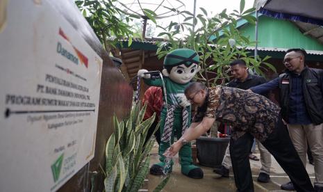 Dompet Dhuafa melalui Wakaf mencoba mengatasi kekeringan dan sanitasi air bersih di pedalaman Pacitan, Jawa Timur (Jatim). Salah satu upayanya melalui peluncuran Wakaf Sumur Air Kehidupan di Dusun Ngasem, Desa Gembong, Kecamatan Arjosari, Kabupaten Pacitan, Jatim.