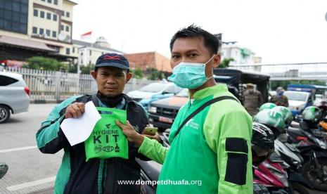 Dompet Dhuafa membagi-bagikan hygiene kit bagi pekera lapangan.