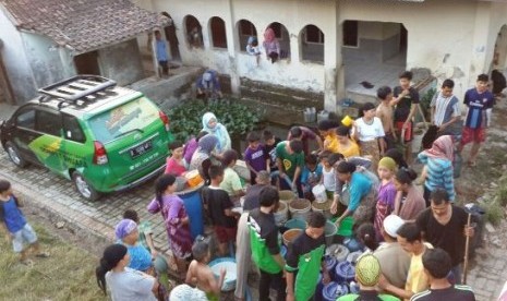 dompet dhuafa memberikan bantuan air bersih kepada warga cibarusah, bekasi, jawa barat, jumat (31/7)