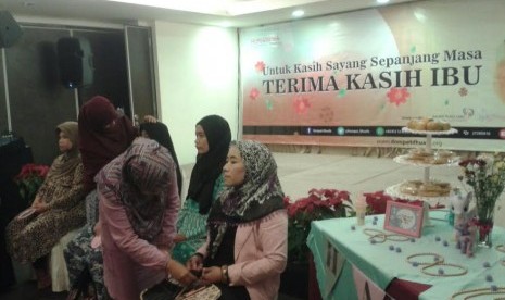 Dompet Dhuafa memberikan perawatan kecantikan gratis.