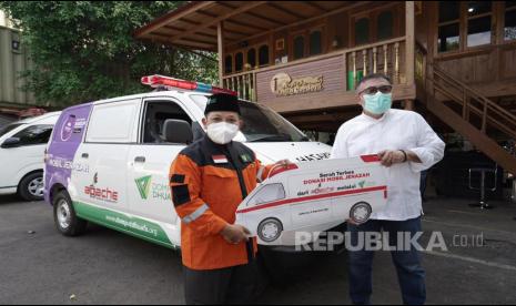 Dompet Dhuafa menerima donasi 1 (satu) unit mobil jenazah dari Apache Bikers Community. Alhamdulillah, pada Jum’at (6/8/2021) siang. Serah-terima donasi tersebut digelar di halaman Masjid Panggung Cordova, Philanthropy Building, Jakarta Selatan.