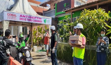 Dompet Dhuafa mengadakan fasilitas bilik disinfektan (Antiseptic Body Chamber) yang di tempatkan berbagai fasilitas umum di wilayah Jawa Timur. 