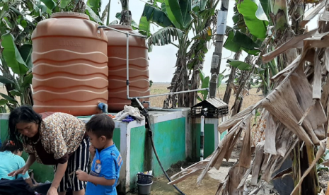 Dompet Dhuafa menyalurkan bantuan air bersih untuk warga yang mengalami kekeringan.