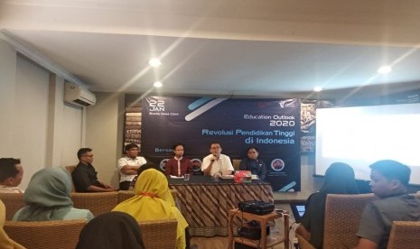 Dompet Dhuafa Pendidikan (DD Pendidikan) sebagai jejaring dari Dompet Dhuafa yang berfokus pada pendidikan tinggi menghelat Education Outlook dan Focus Group Discussion (FGD) menyoal perbaikan kualitas pendidikan tinggi di Indonesia yang dilaksanakan pada Rabu (22/01) di Cikini, Jakarta. 