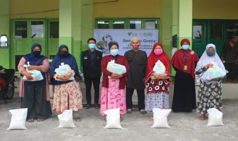 Dompet Dhuafa Waspada bersama Baituzzakah Pertamina (Bazma) MOR I membagikan paket sembako untuk warga Kelurahan Silalas, Kecamatan Medan Barat, Sumatera Utara, Rabu (23/6). 58 paket sembako dibagikan secara langsung di Masjid Raudhatul Islam yang berada di Jalan Adam Malik Gang Peringatan, Medan.