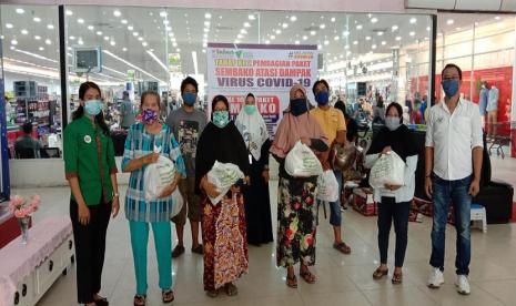 Dompet Dhuafa Waspada bersama Irian Supermarket kembali membagikan 1000 paket sembako untuk masyarakat dhuafa terdampak Covid-19. Pembagian paket sembako ini masih dibagikan di tempat yang sama yakni di kota Medan, Tebing Tinggi, dan Kisaran, Selasa (5/5). 