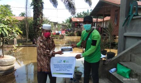 Dompet Dhuafa Waspada bersama PT Herfinta Farm And Plantation menyalurkan zakat kepada 1.070 penerima manfaat yang berada di enam lokasi sekitaran kebun dan perusahaan PT Herfina Farm And Plantation, Jumat (15/5).