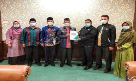 Dompet Dhuafa Waspada telah menyerahkan laporan Tahunan ke Kantor Wilayah Kementerian Agama Provinsi Sumatera Utara (Kanwil Kemenag Sumut). Kamis (11/2). Penyerahan laporan tahunan ini dilakukan di Kantor Kementerian Agama Provinsi Sumatera Utara yang bertempat di Jl. Gatot Subroto No.261, Lalang, Kec. Medan Sunggal, Kota Medan.