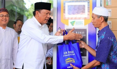 Dompet Dhuafa yang bekerja sama dengan Kantor Pratama Pajak (KPP) Gresik menghadirkan layanan Anjungan Tunai Mandiri (ATM) Beras.