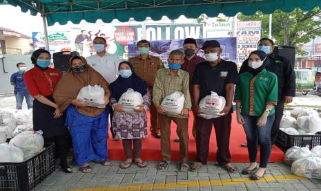 Dompet Dhuafa Waspada dan Irian Supermarket bekerjasama dalam program berbagi paket sembako kepada kaum dhuafa di bulan Ramadan, Senin (27/4).