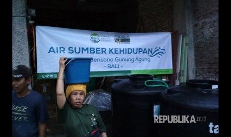 Dompet Sosial Madani (DSM) Bali membantu pasokan air bersih untuk warga dan pengungsi Gunung Agung di Klungkung. Lahar dingin sempat menerjang pipa PDAM Klungkung yang mengalirkan pasokan air bersih dari Rendang, Kabupaten Karangasem.