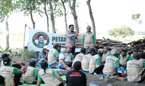 Don Muzakir bersama Petani Pejuang Papera.