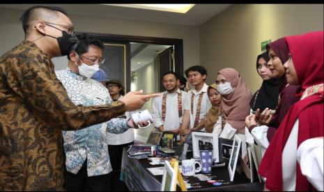 Dona Agung Nugraha, Head of Internal Communications Citi Indonesia (kiri) bersama Pribadi Setiyanto, S.E., M.A., Chairman of the Executive Board Prestasi Junior Indonesia berbincang dengan peserta YOU-BLAST dalam acara Inaugurasi Pengusaha Muda Program YOU-BLAST di Bandung.