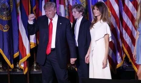 Donald Trump bersama istrinya Melania dan putra mereka Barron.