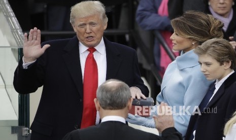 Donald Trump is sworn in as the 45th president of the United States by Chief Justice John Roberts as Melania Trump looks on during the 58th Presidential Inauguration at the U.S. Capitol in Washington, Friday, Jan. 20, 2017.