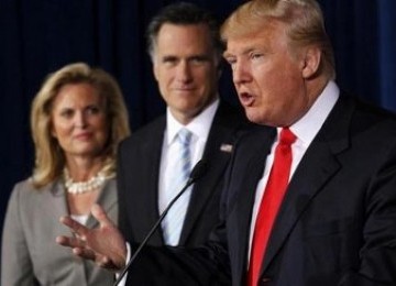 Donald Trump mengumumkan dukungan dalam kampanye Mitt Romney