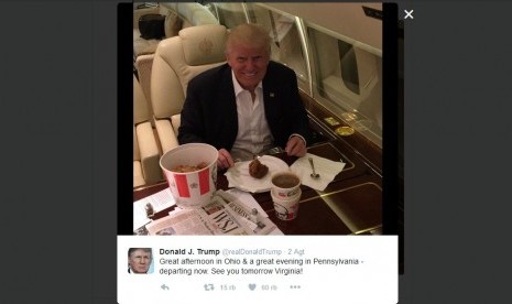 Donald Trump mengunggah foto diri hendak menyantap ayam goreng KFC.