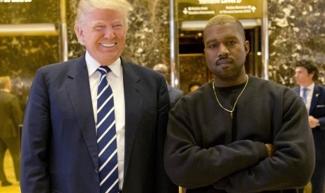 Donald Trump saat bertemu dengan Kanye West di Trump Tower, Rabu (14/12).