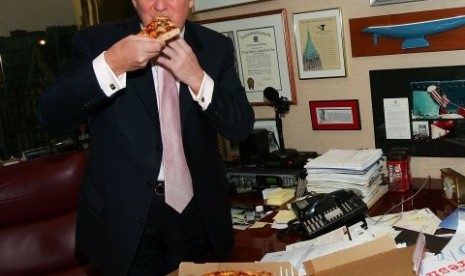 Donald Trump saat memakan pizza Domino.