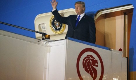 Donald Trump tiba di pangkalan udara militer Singapura Paya Lebar.