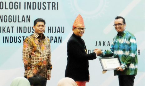 Donald Wisbar (kanan), Koordonator Sistem Manajemen Energi dan Sustainability Bogasari menerima  penghargaan Industri Hijau untuk Bogasari  dari Sekretaris Jenderal Kemenperin Achmad Sigit Dwiwahjono (tengah)