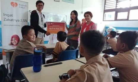 Donasi pelanggan 3 sebesar Rp 318.938.500 di serahkan kepada Rumah Zakat dan diterima secara simbolis oleh Chief Marketing Officer, Irvan Nugraha. 