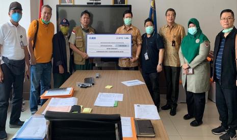 Donasi sebesar Rp 1,5 miliar disumbangkan PT SMI untuk penanganan wabah Covid-19 di Indonesia. Dimana Rp 500 juta diberikan kepada RSUD Dr Soetomo Surabaya, sedangkan Rp 1 miliar diserahkan kepada Badan Nasional Penanggulangan Bencana (BNPB) sebagai Gugus Tugas Percepatan Penanganan Covid-19.